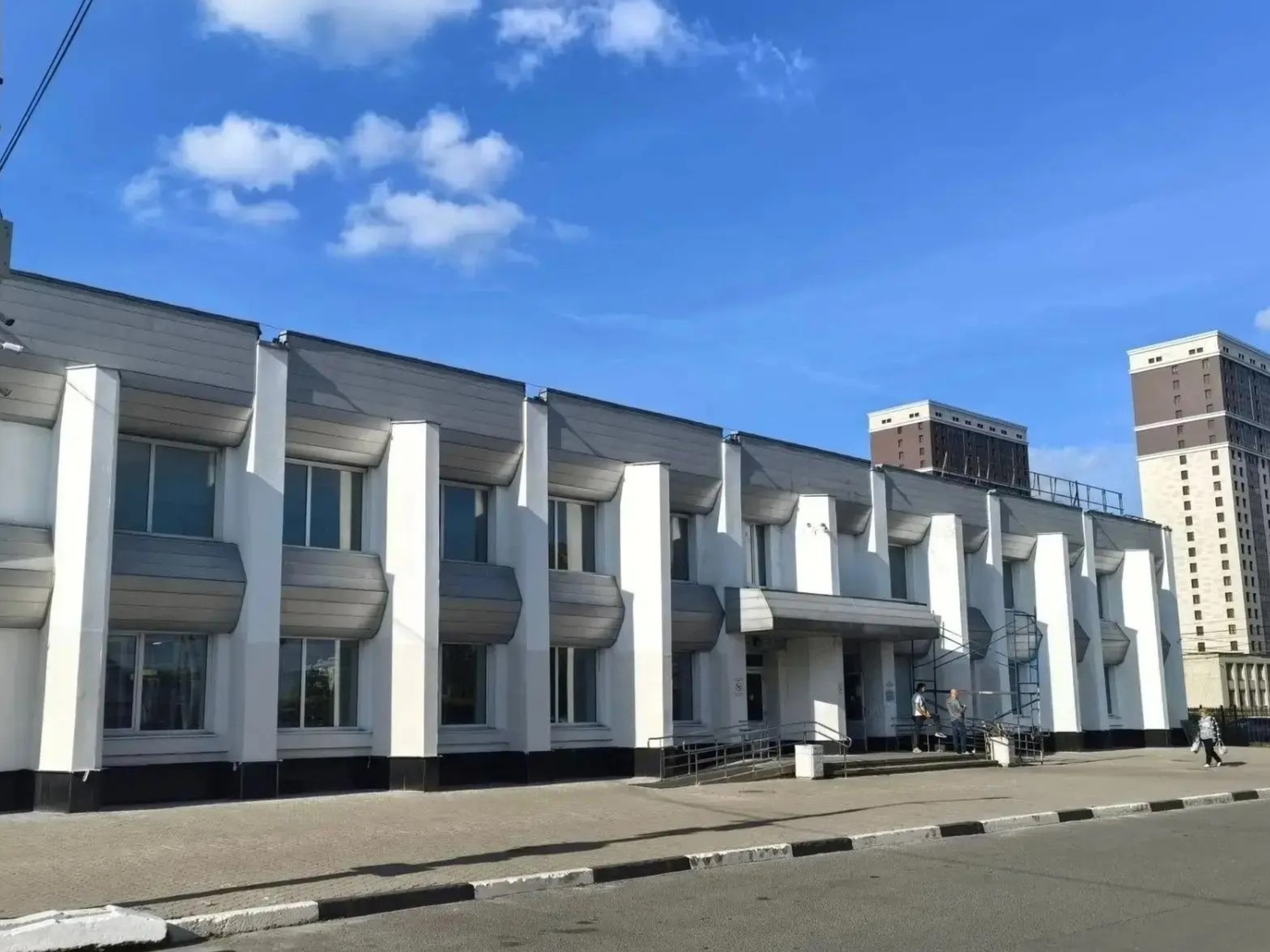 В Большом селе завершается капремонт фасада автостанции