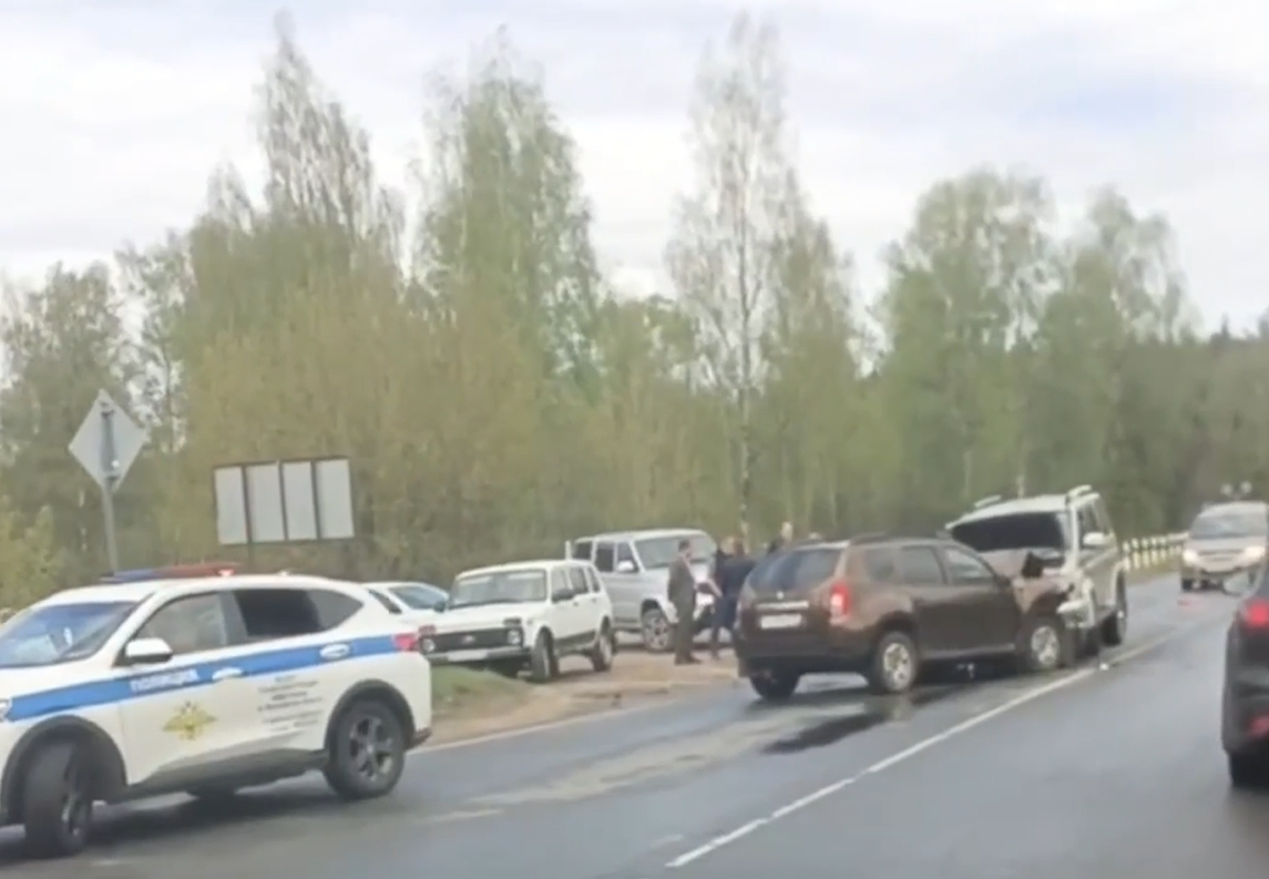 В Ярославле на улице Маяковского произошло лобовое столкновение двух легковушек