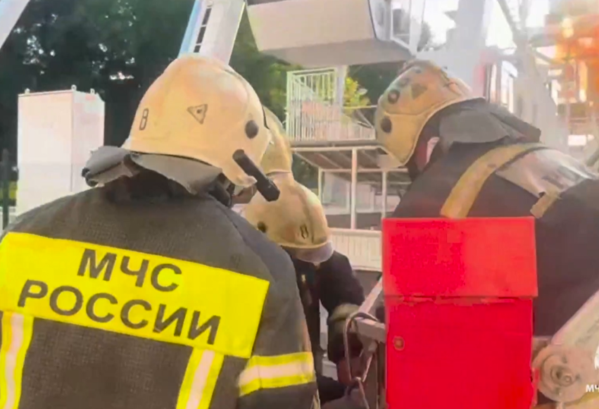 Сотрудники МЧС эвакуировали пятерых человек с колеса обозрения в Рыбинске