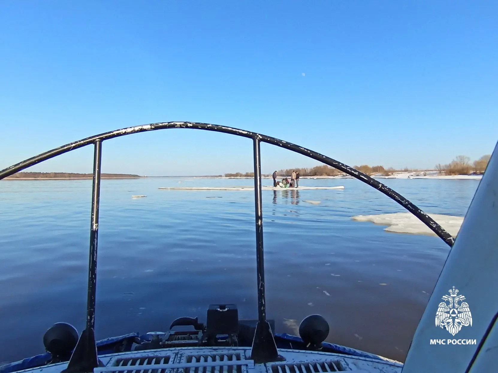 Полиция установила граждан, дрейфовавших на льдине под Ярославлем