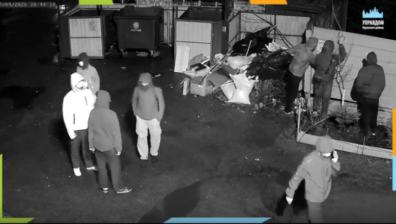 В центре Ярославля вандалы разрисовали забор