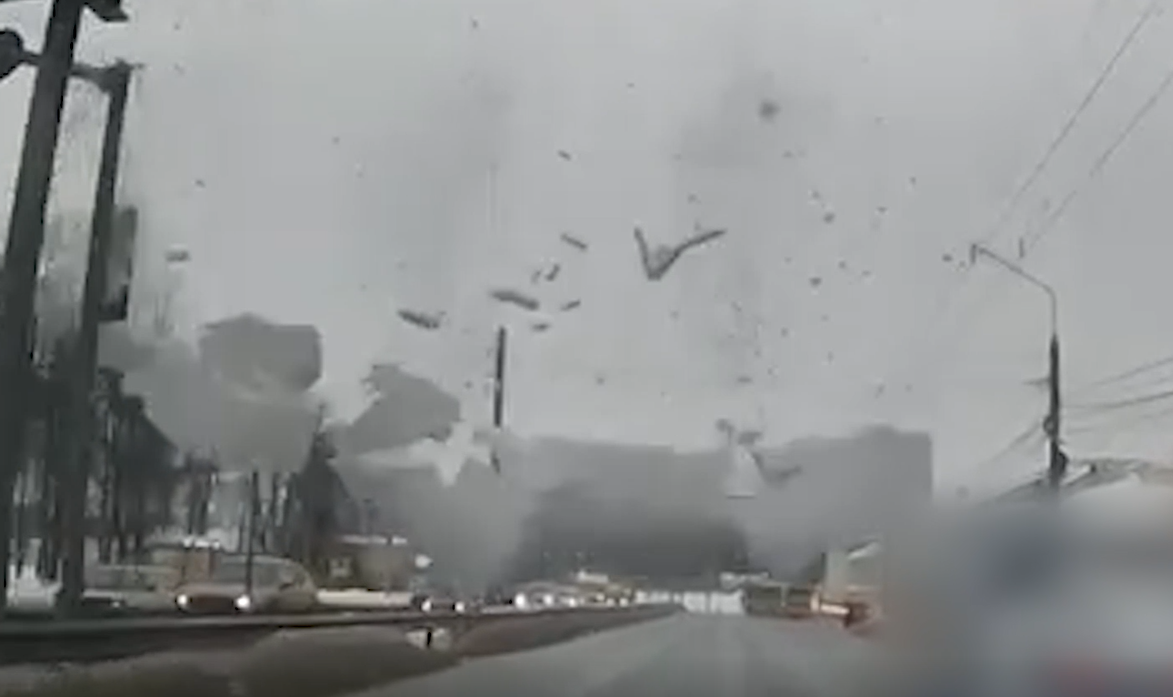 В Ярославле с надземного перехода упала ледяная глыба в нескольких сантиметрах от авто