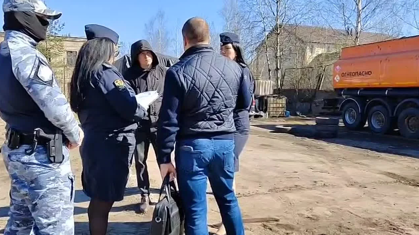 У недобросовестного поставщика топлива судебные приставы арестовали цистерны-бензовозы