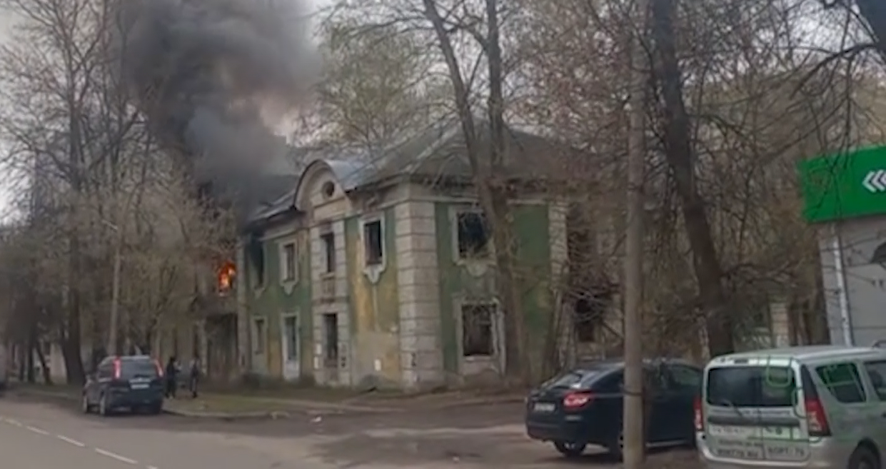 В Ярославле два часа тушили пожар в расселенном доме на улице Белинского