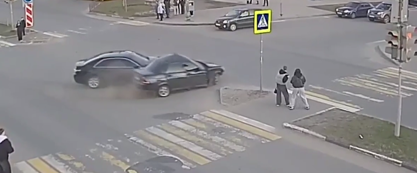 Успели отпрыгнуть в сторону: в Тутаеве машины снесли знак и чуть не задели двух девушек