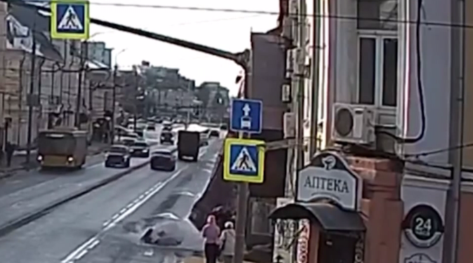 В Ярославле собственник здания наказан за сход снега на людей