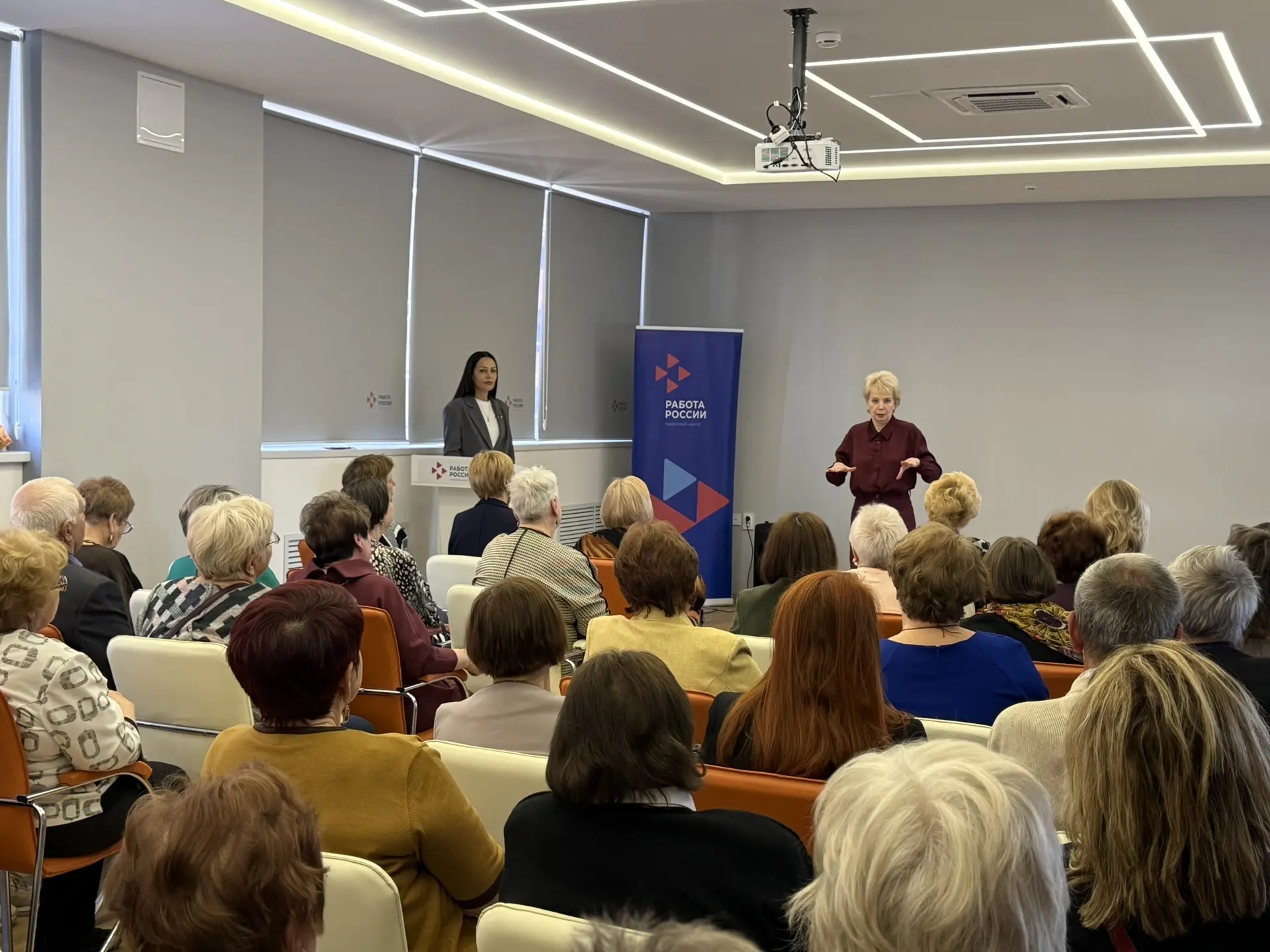 Накануне 35-летия создания Службы занятости населения состоялась встреча с ветеранами отрасли 