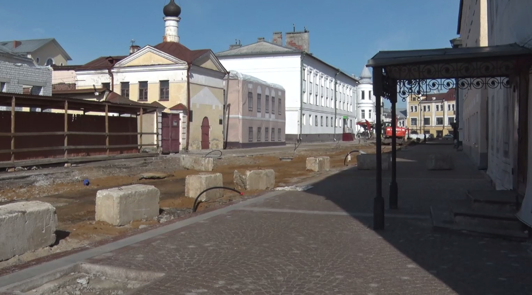 В Рыбинске при ремонте на улице Крестовой под асфальтом нашли старинную брусчатку
