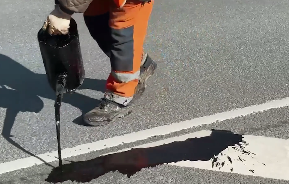 В Ярославле начали ремонтировать дороги, у которых не истек гарантийный срок